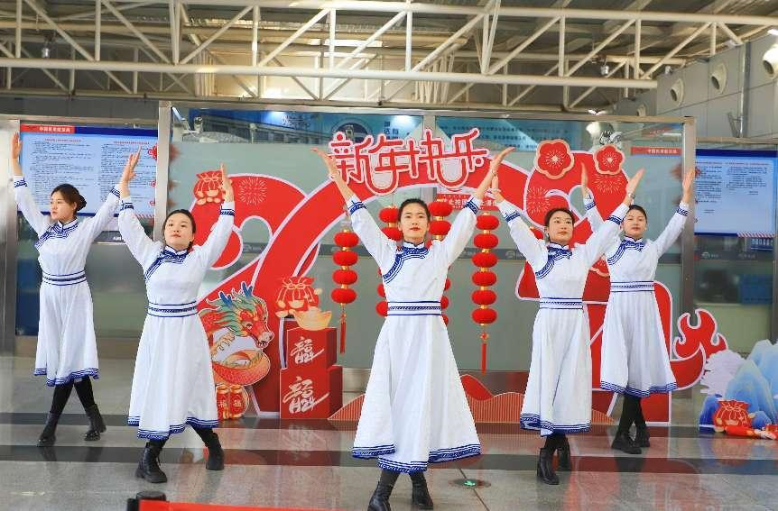 春节将至 通辽机场旅客互动活动温暖回家路